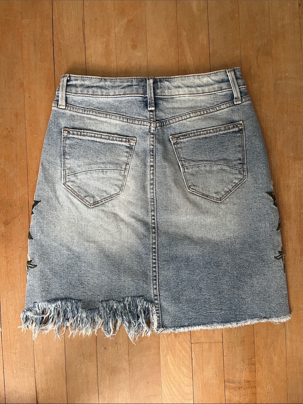 Driftwood Denim- Veronica- Embroidered Light Blue Denim Mini Skirt - Size 25 - Picture 4 of 9
